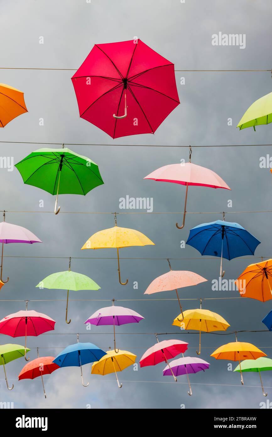 Bunte Regenschirme vor dem Himmel Stockfoto