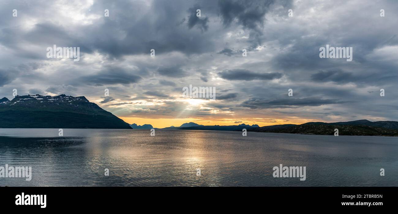 Sonnenuntergang in Norwegen auf einem Fjord Stockfoto