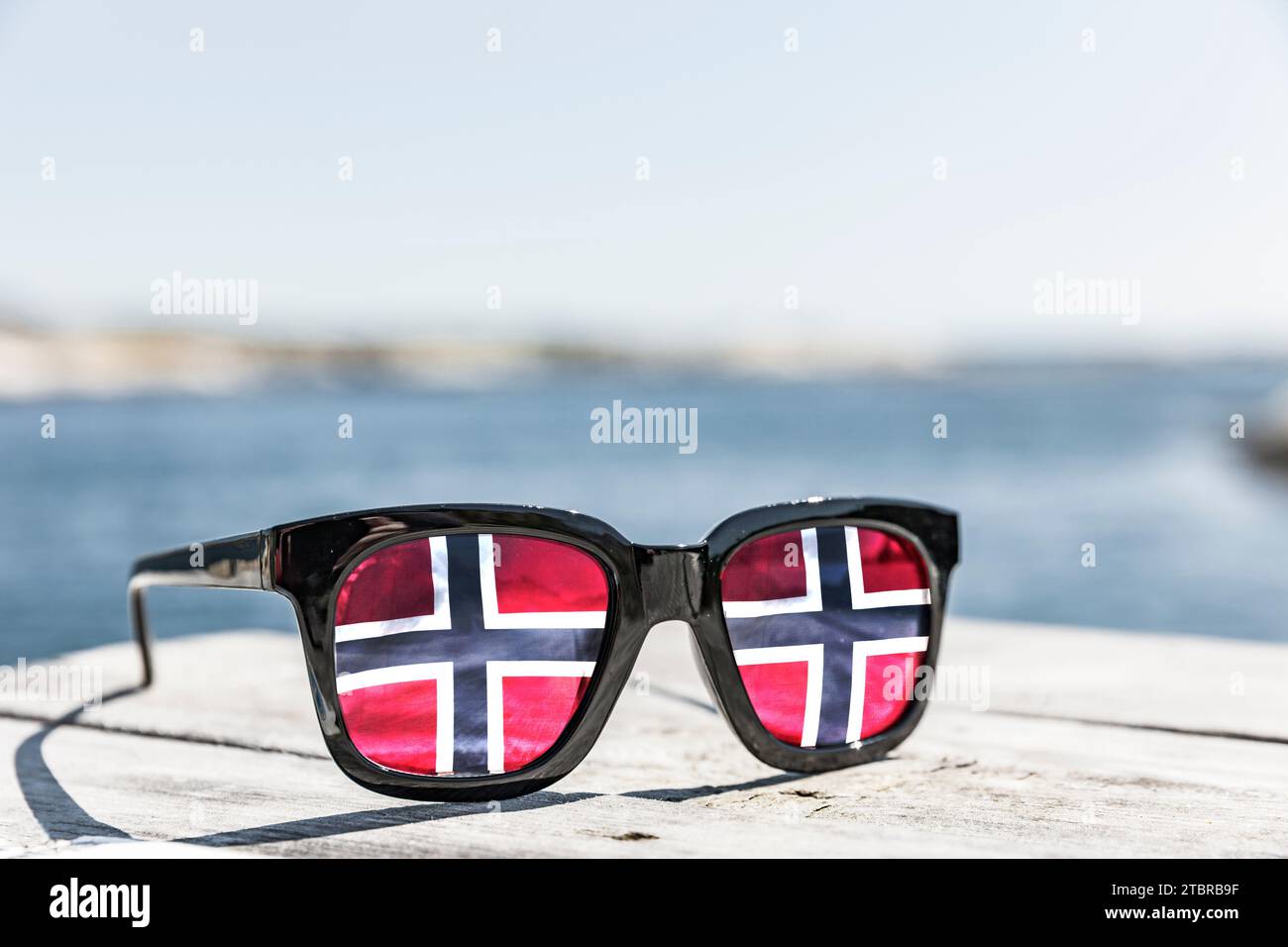 Sonnenbrille mit norwegischer Flagge Stockfoto