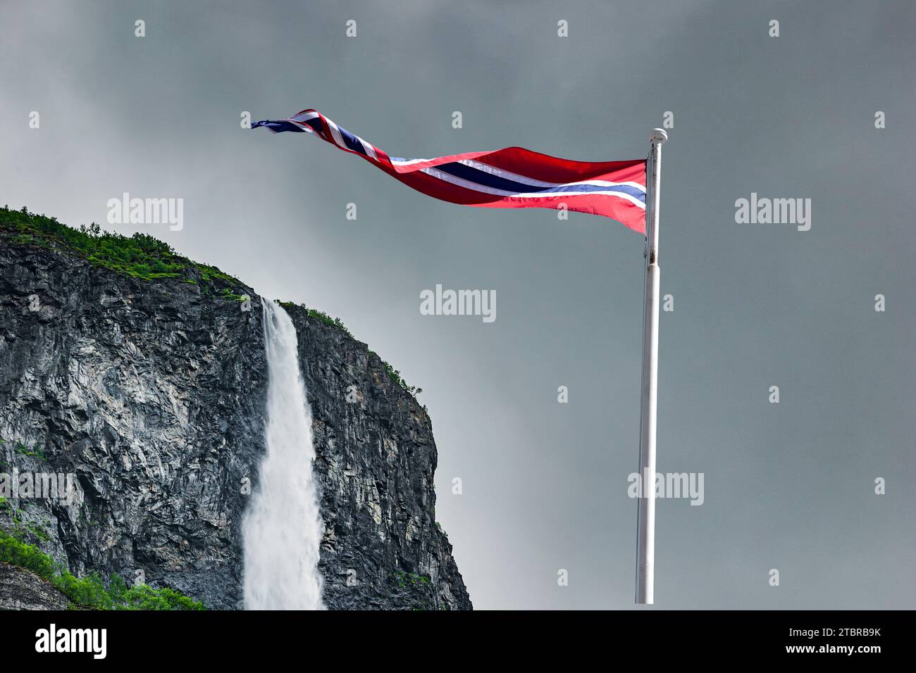 Norwegische Nationalflagge vor einem Wasserfall Stockfoto