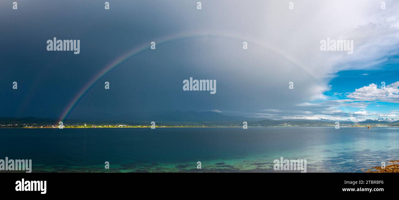 Regenbogen über den Lofoten in Norwegen Stockfoto