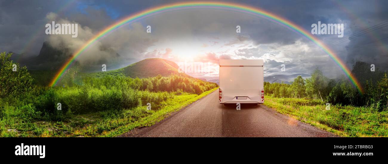 Camper auf einer Landstraße in Lappland, Schweden Stockfoto