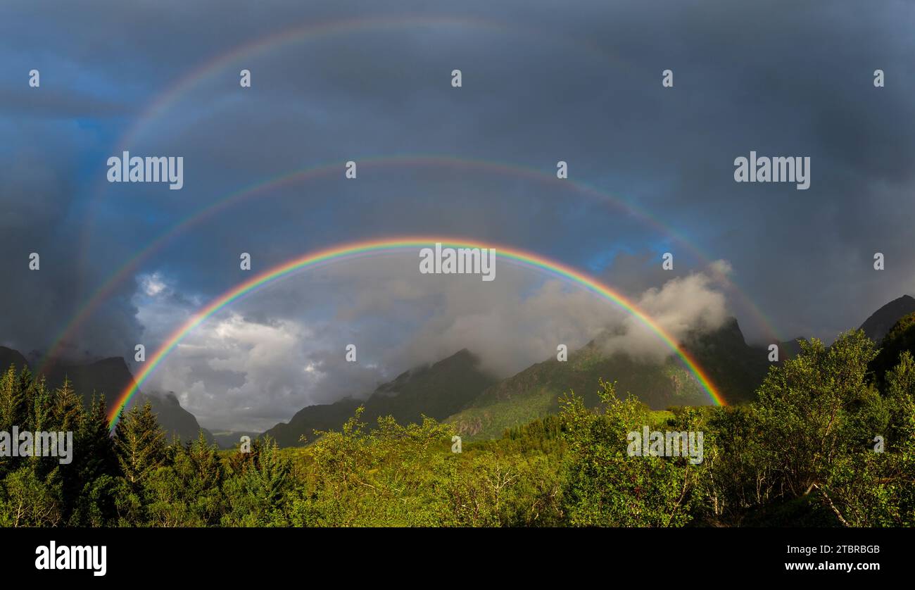 Regenbogen über einer skandinavischen Landschaft Stockfoto