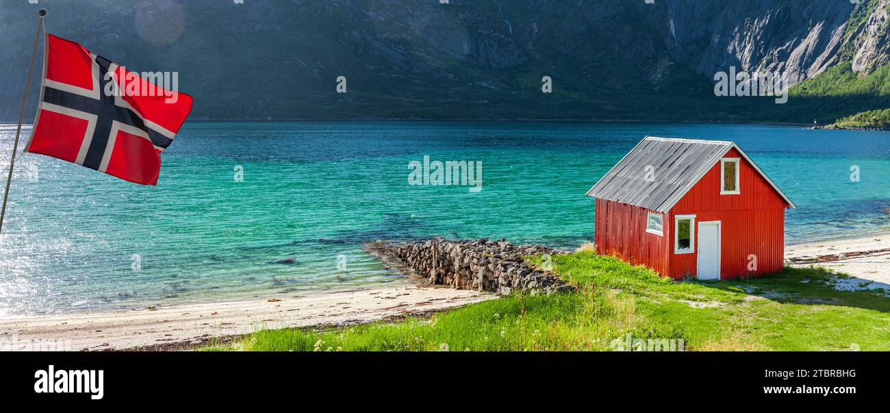 Rotes Haus an einem Fjord auf den Lofoten-Inseln in Norwegen Stockfoto