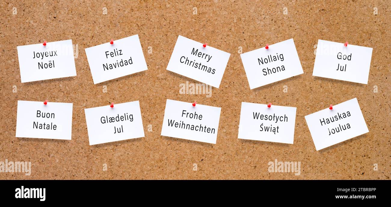 Weihnachtswünsche in verschiedenen Sprachen auf einem Notizblock Stockfoto