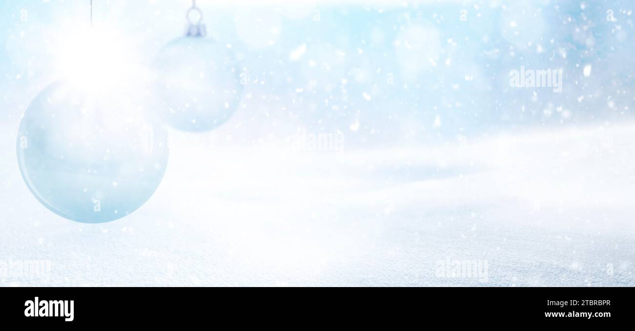 Heller Weihnachtshintergrund mit Weihnachtskugeln Stockfoto