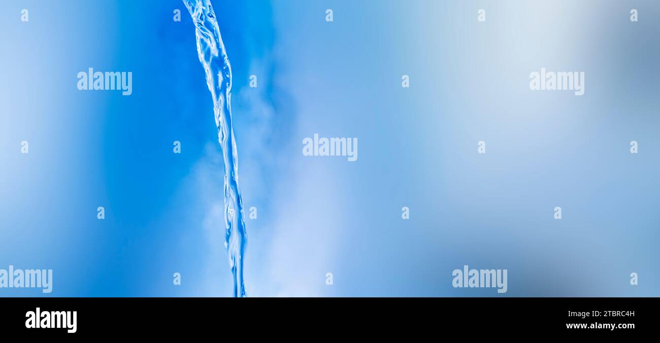 Wasserstrahl mit klarem Quellwasser als Trinkwasser Stockfoto