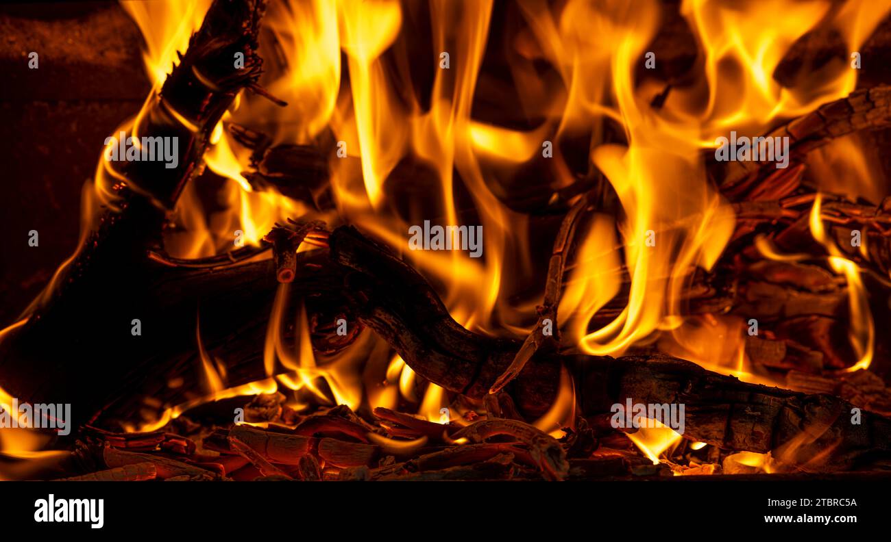 Offenes Feuer in einem Holzofen Stockfoto