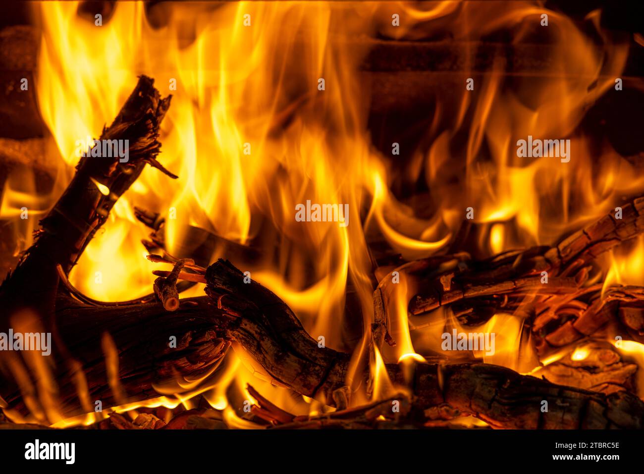 Offenes Feuer in einem Holzofen Stockfoto