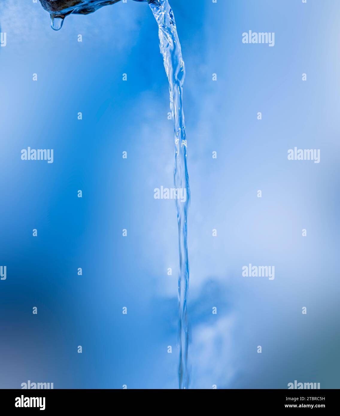 Wasserstrahl mit klarem Quellwasser als Trinkwasser Stockfoto