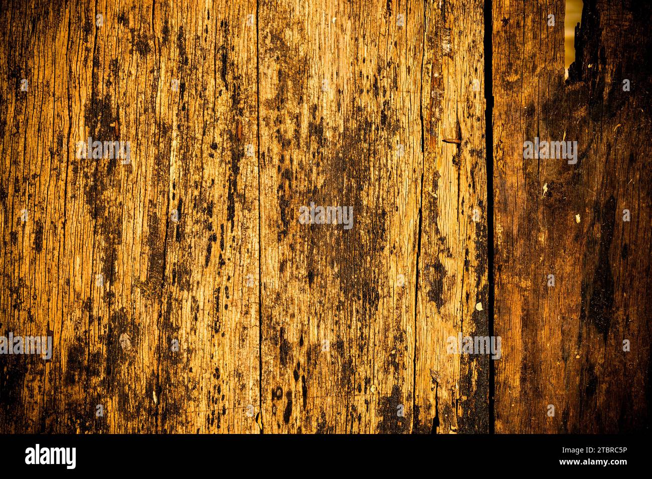 Altes verwittertes Holz als Hintergrund Stockfoto
