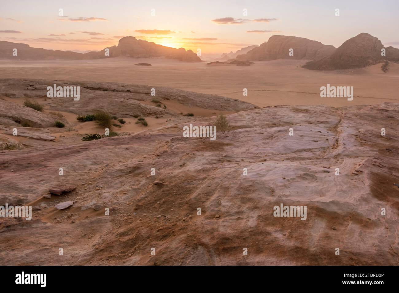 Sonnenuntergang in der Wüste Wadi Rum in Jordanien, Asien Stockfoto