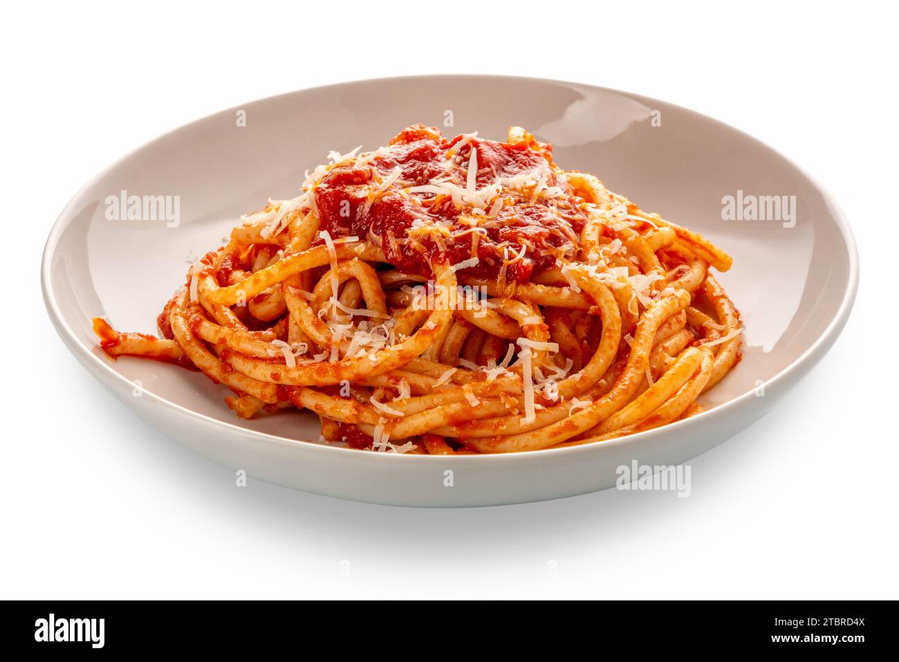 Bucatini-Pasta mit Tomatensauce und Parmesankäse auf weißer Platte isoliert mit Schnittpfad Stockfoto
