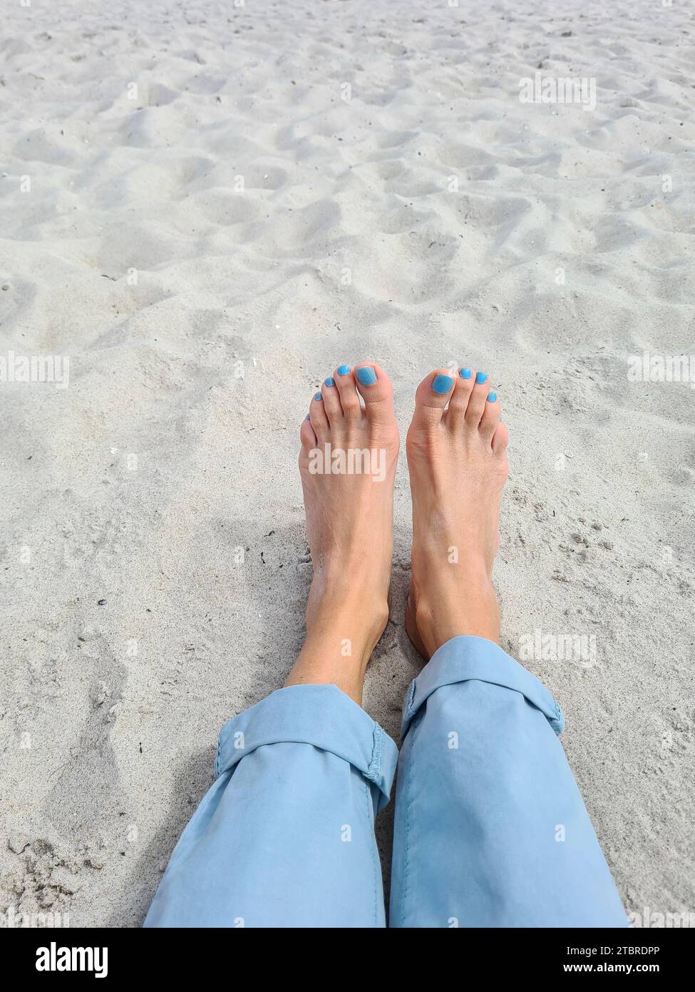 Deutschland, Mecklenburg-Vorpommern, Halbinsel Fischland-Darß-Zingst, Frauenfüße barfuß im Sand von Prerow Stockfoto