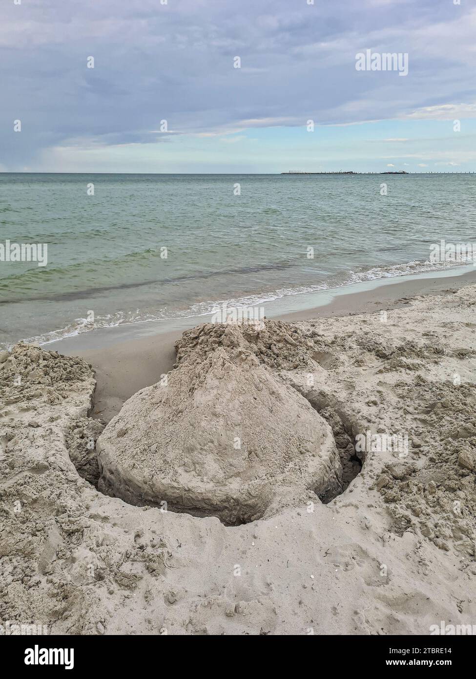 Figur aus Sand am hellen Sandstrand von Prerow, Ostsee, Halbinsel Fischland-Darß-Zingst, Mecklenburg-Vorpommern, Deutschland Stockfoto