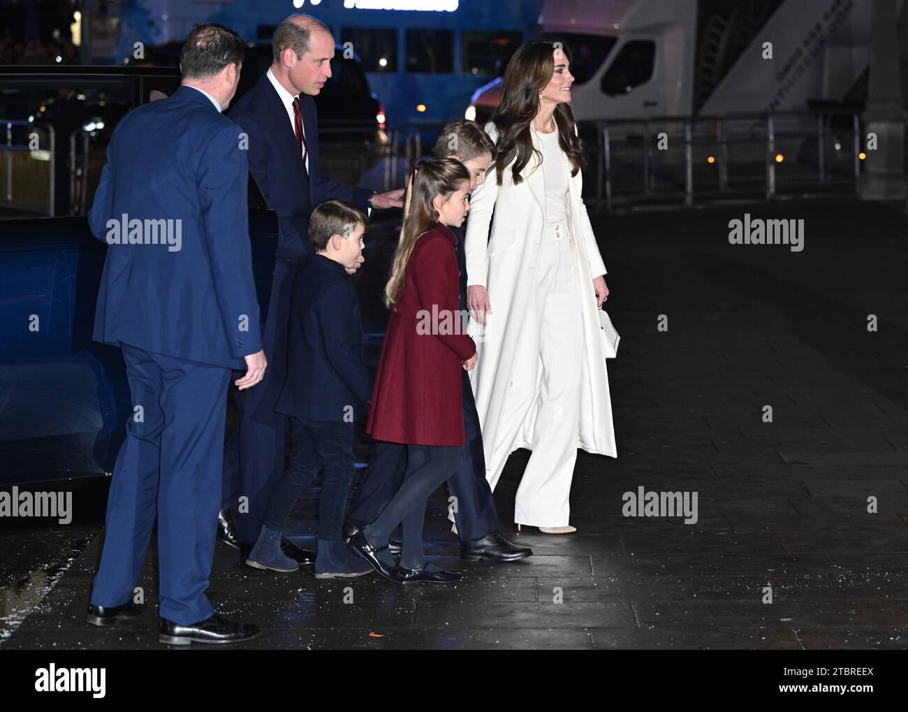 (Von links nach rechts) Prinz von Wales, Prinz Louis, Prinzessin Charlotte, Prinz George und Prinzessin von Wales kommen zu den Royal Carols - zusammen zum Weihnachtsgottesdienst in der Westminster Abbey in London. Bilddatum: Freitag, 8. Dezember 2023. Stockfoto