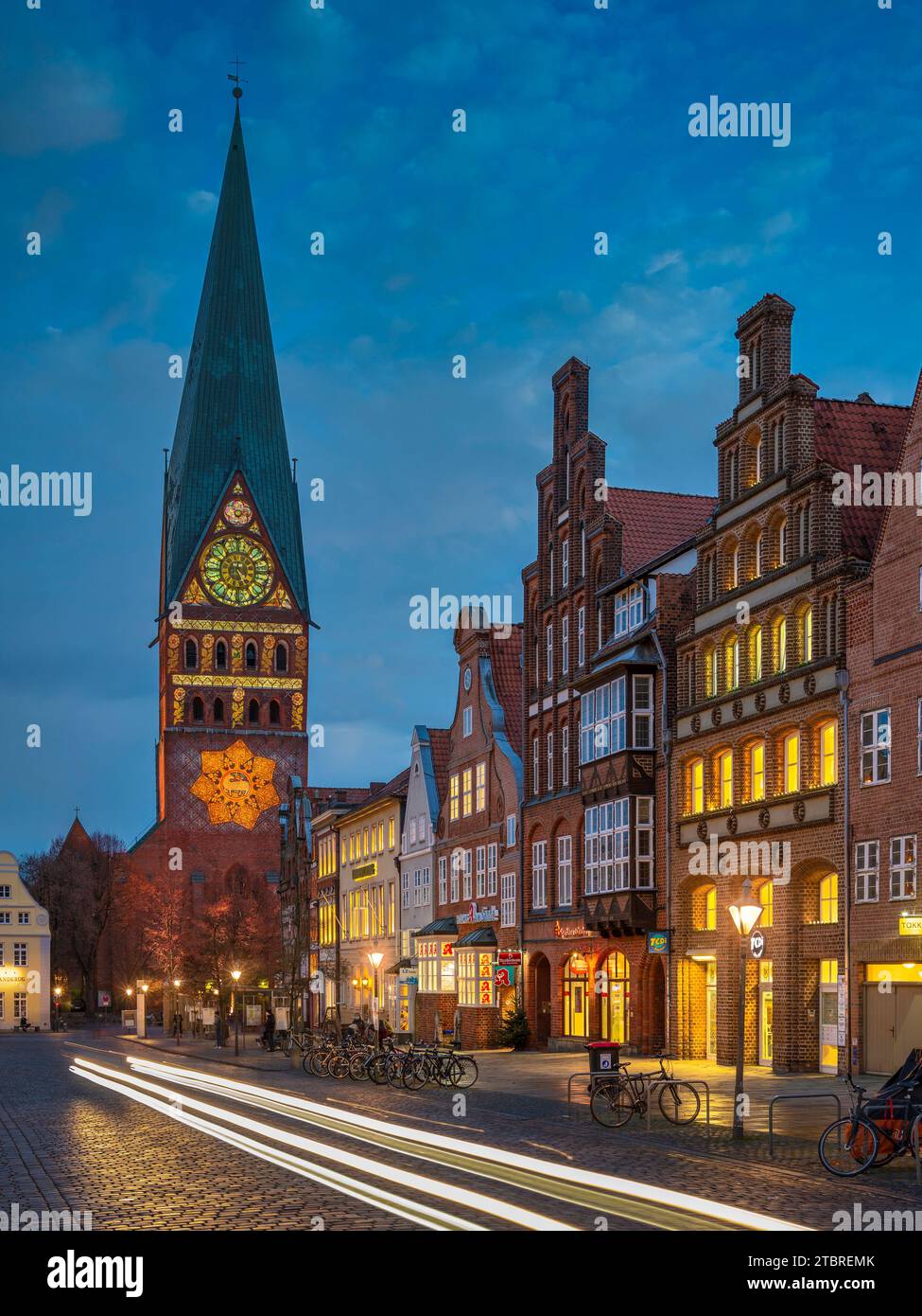 Altstadt von Lüneburg, Deutschland mit Weihnachtsschmuck Stockfoto