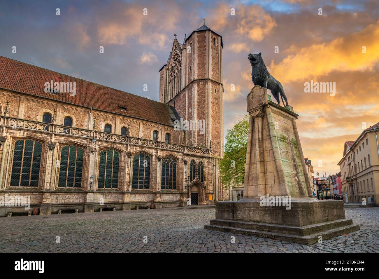 Löwenstatue und Dom in Braunschweig Stockfoto