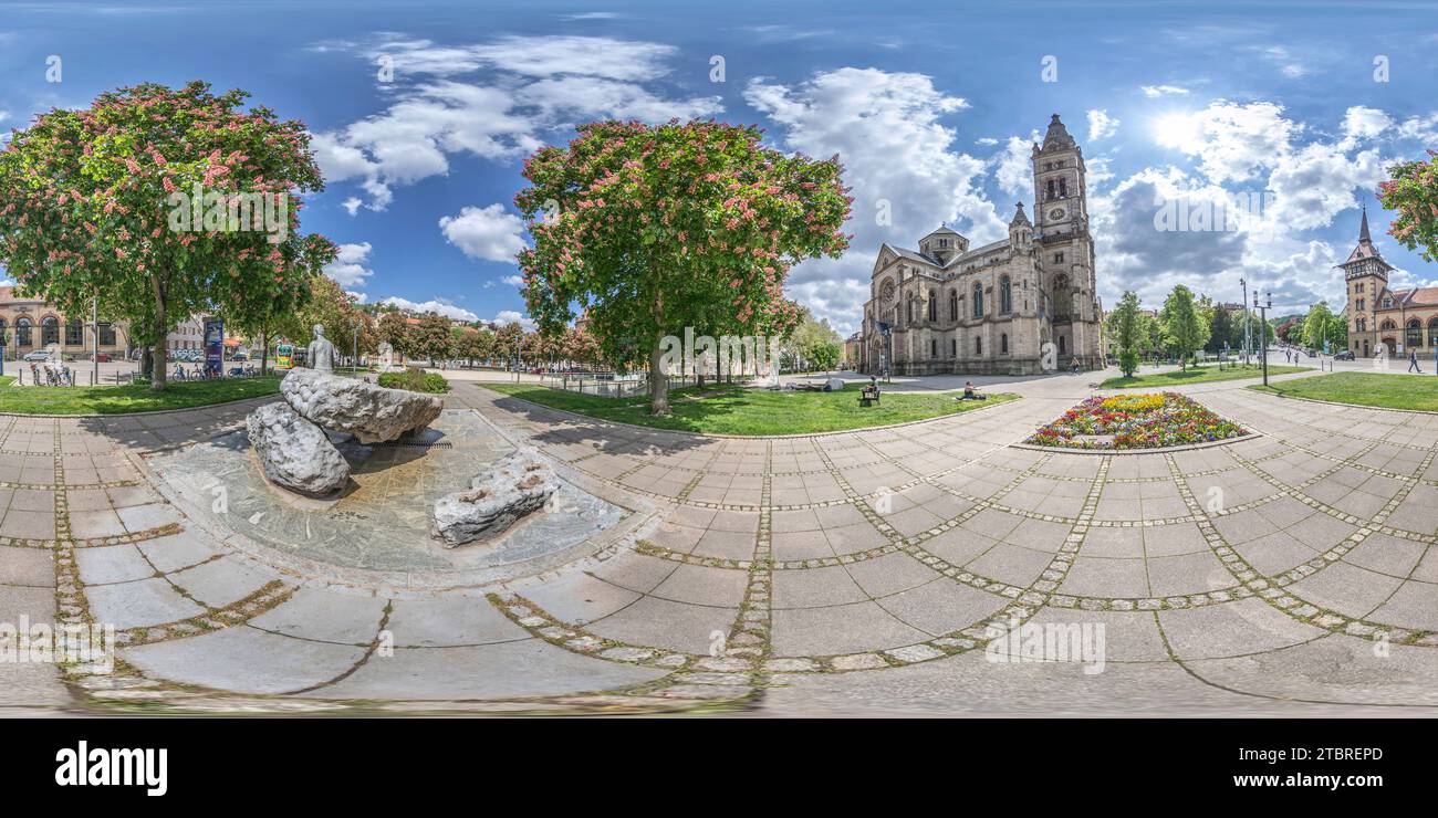 Deutschland, Baden-Württemberg, Stuttgart-Süd, 36ö° Panorama, Schöttleplatz mit Springbrunnen Heslacher Hocker, blühende Kastanienbäume, altes Feuerwehrhaus Süd und Matthäuskirche Stuttgart im Hintergrund Stockfoto