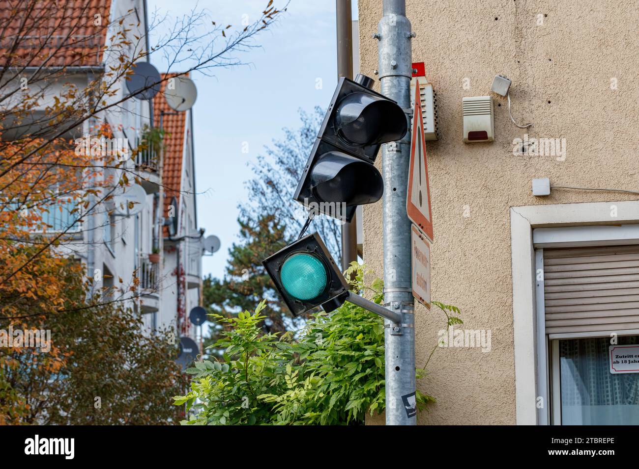 Gebrochene Ampel, symbolisches Bild für die geteilte Ampelkoalition in Deutschland Stockfoto
