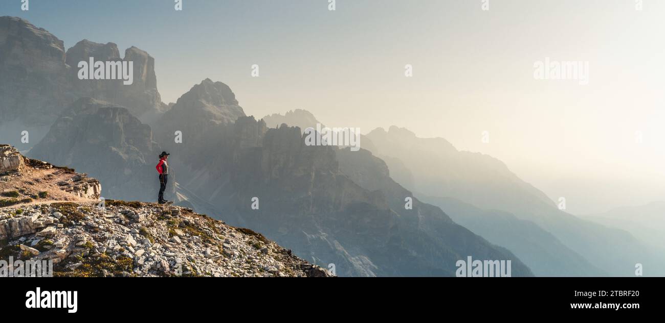 Frau mit Hund in den Sextner Dolomiten Stockfoto