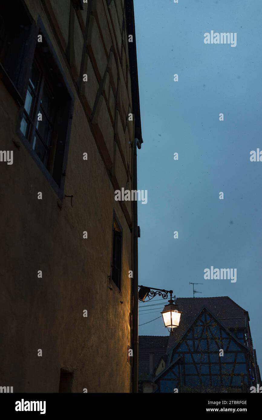 Blick in den Himmel neben altmodischen rustikalen Hausfassaden Riquewihr, Frankreich, Elsass Stockfoto