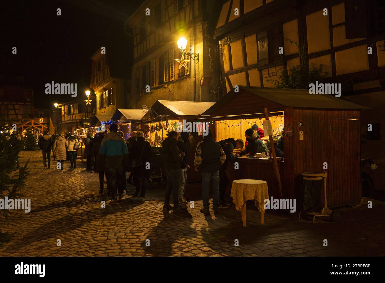 Verkaufsstände vom schönen Weihnachtsmarkt in Bergheim, Frankreich, Elsass Stockfoto