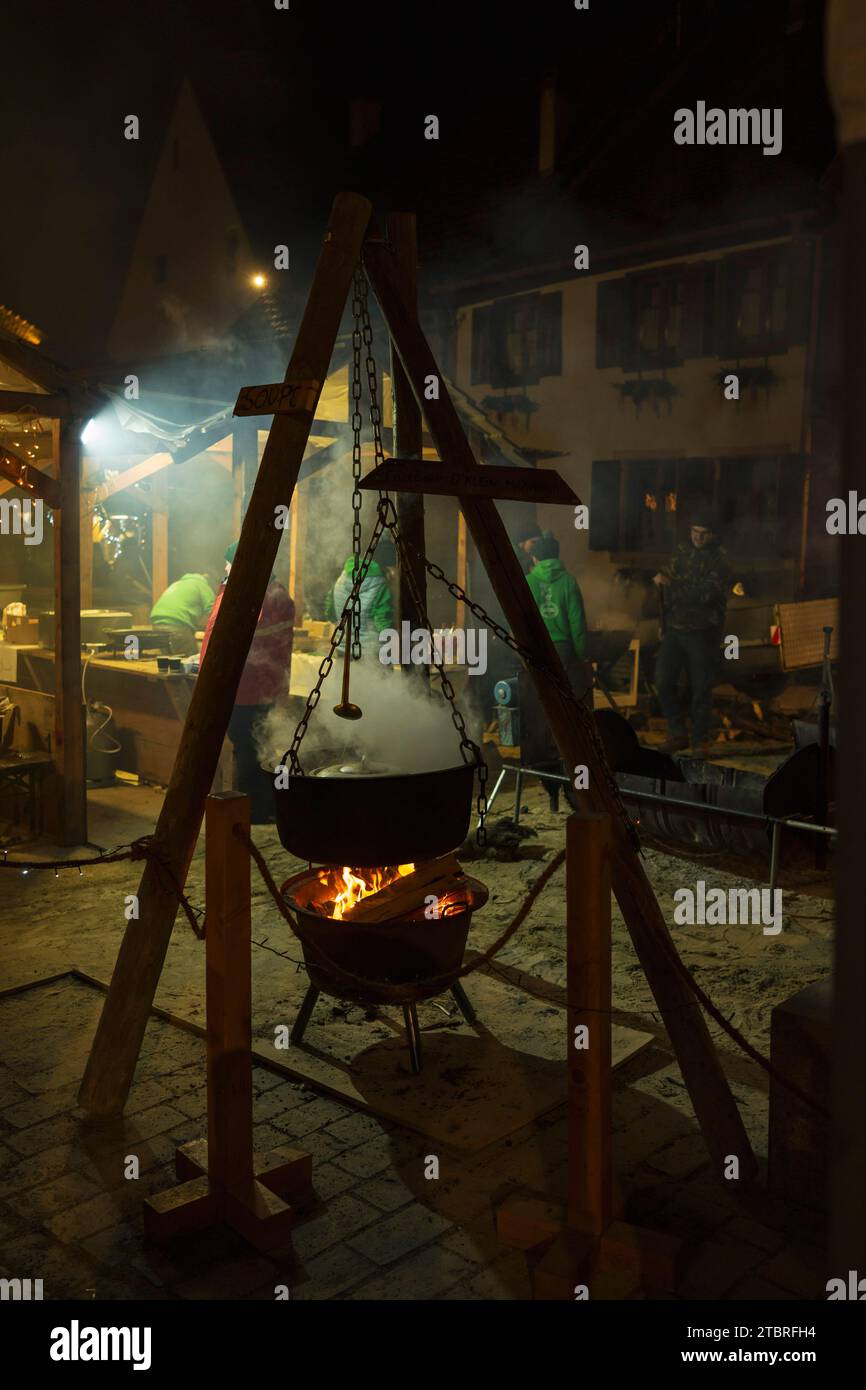 Eine warme Mahlzeit kocht über dem offenen Feuer in Bergheim, Frankreich, Elsass Stockfoto