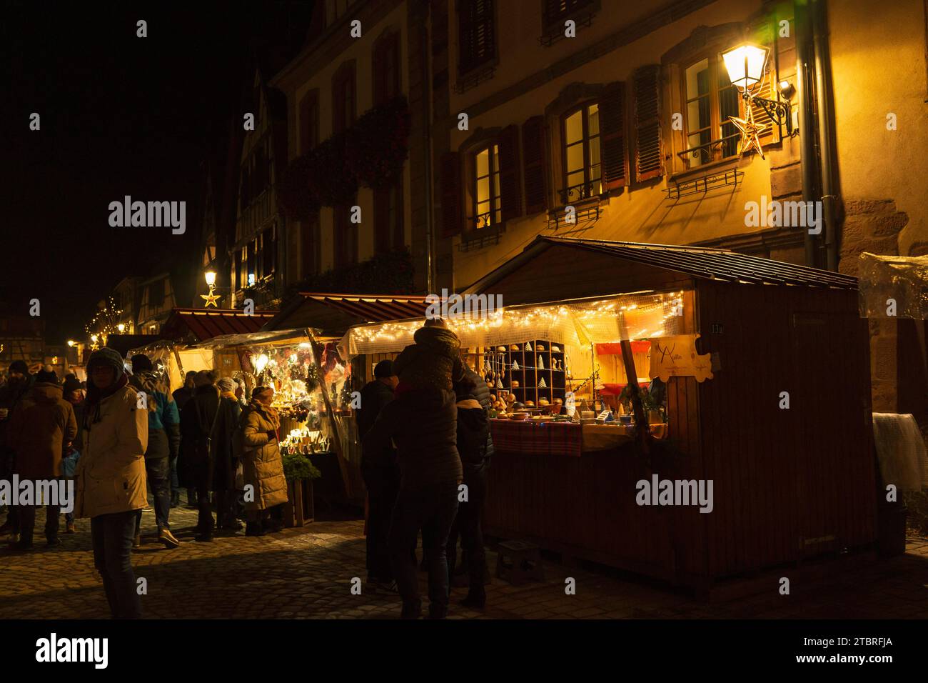 Verkaufsstände vom schönen Weihnachtsmarkt in Bergheim, Frankreich, Elsass Stockfoto