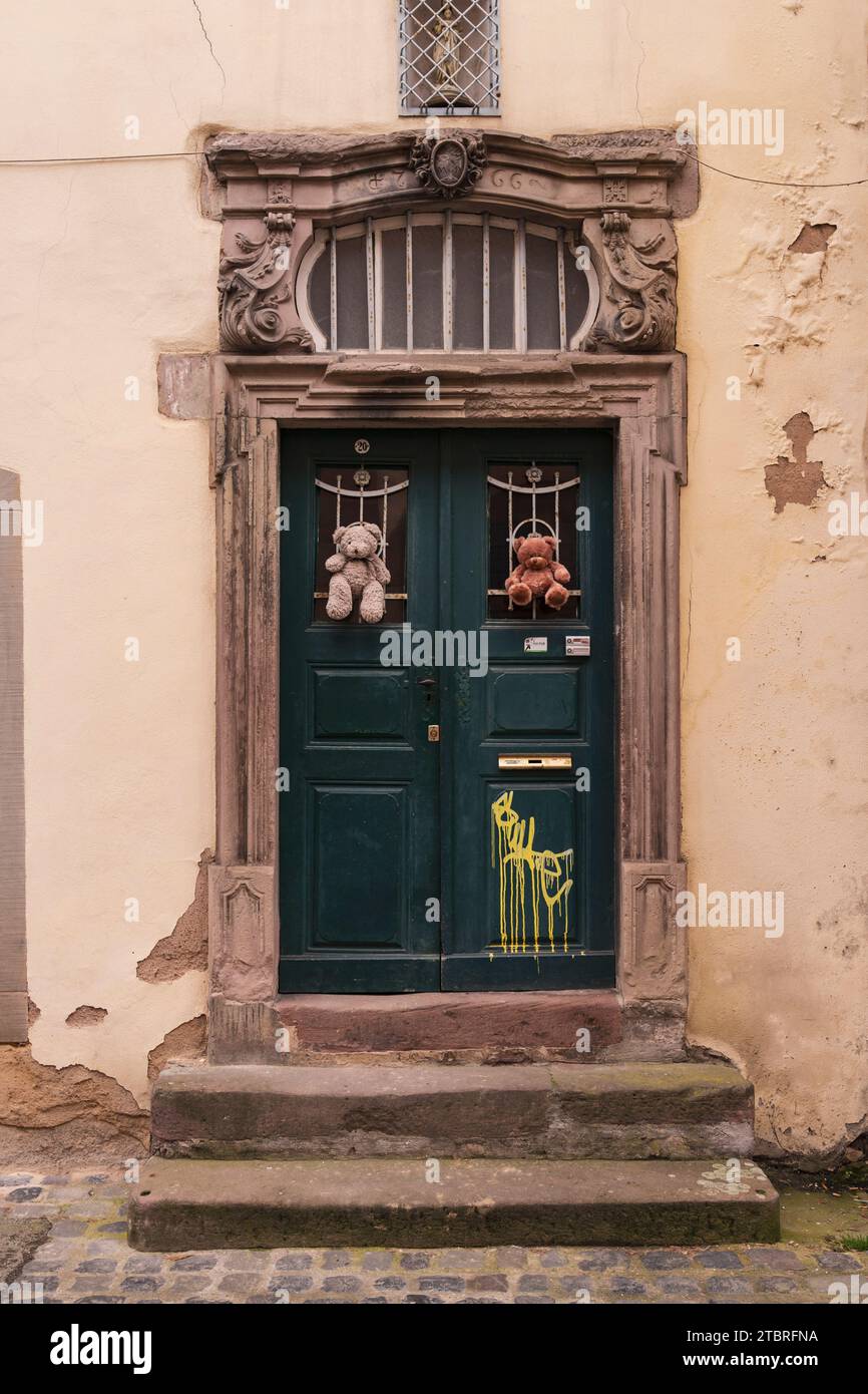 Tür mit Teddybären in Bergheim, Frankreich, Elsass Stockfoto