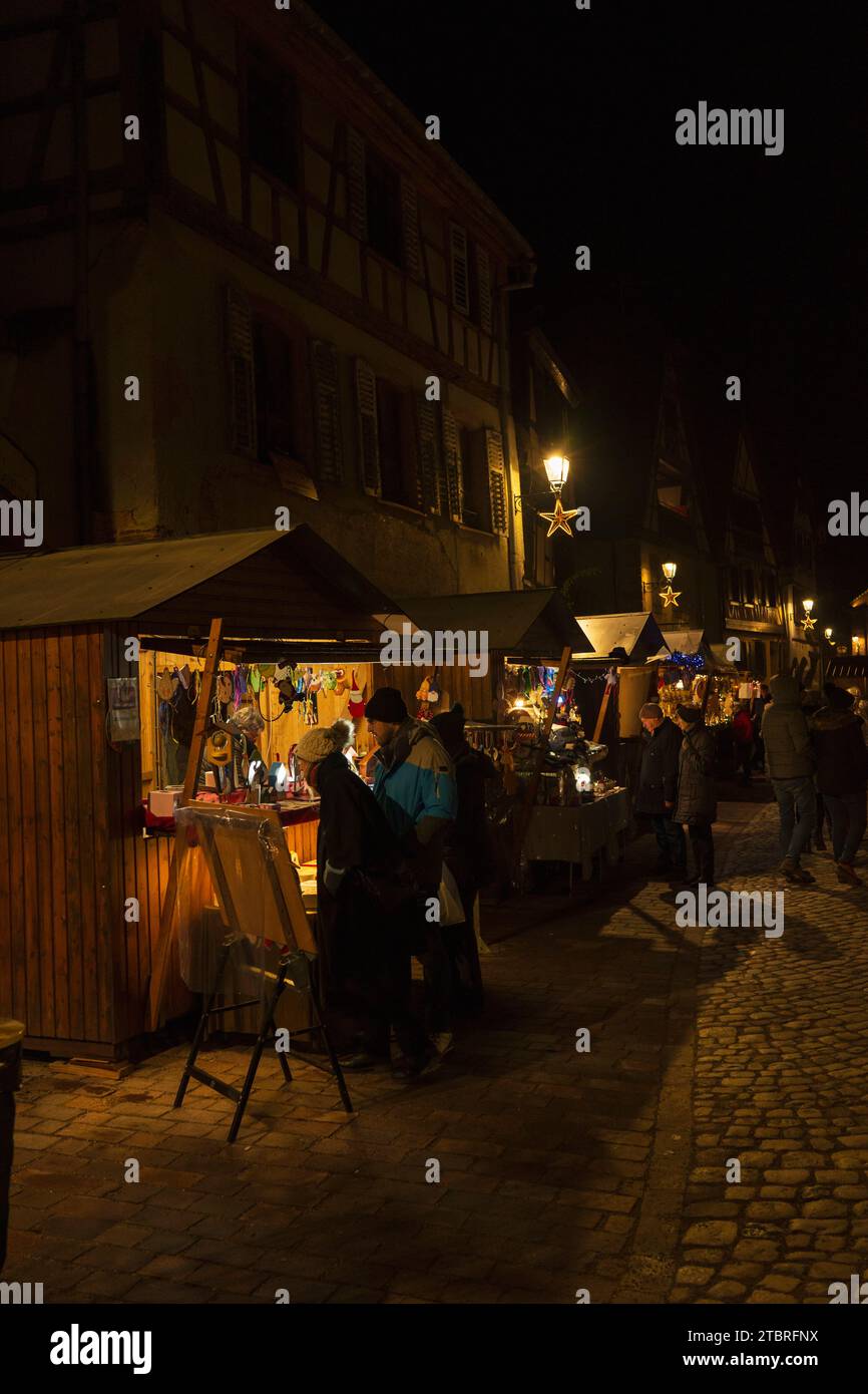 Verkaufsstände vom schönen Weihnachtsmarkt in Bergheim, Frankreich, Elsass Stockfoto