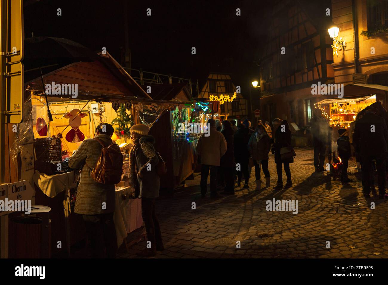 Verkaufsstände vom schönen Weihnachtsmarkt in Bergheim, Frankreich, Elsass Stockfoto