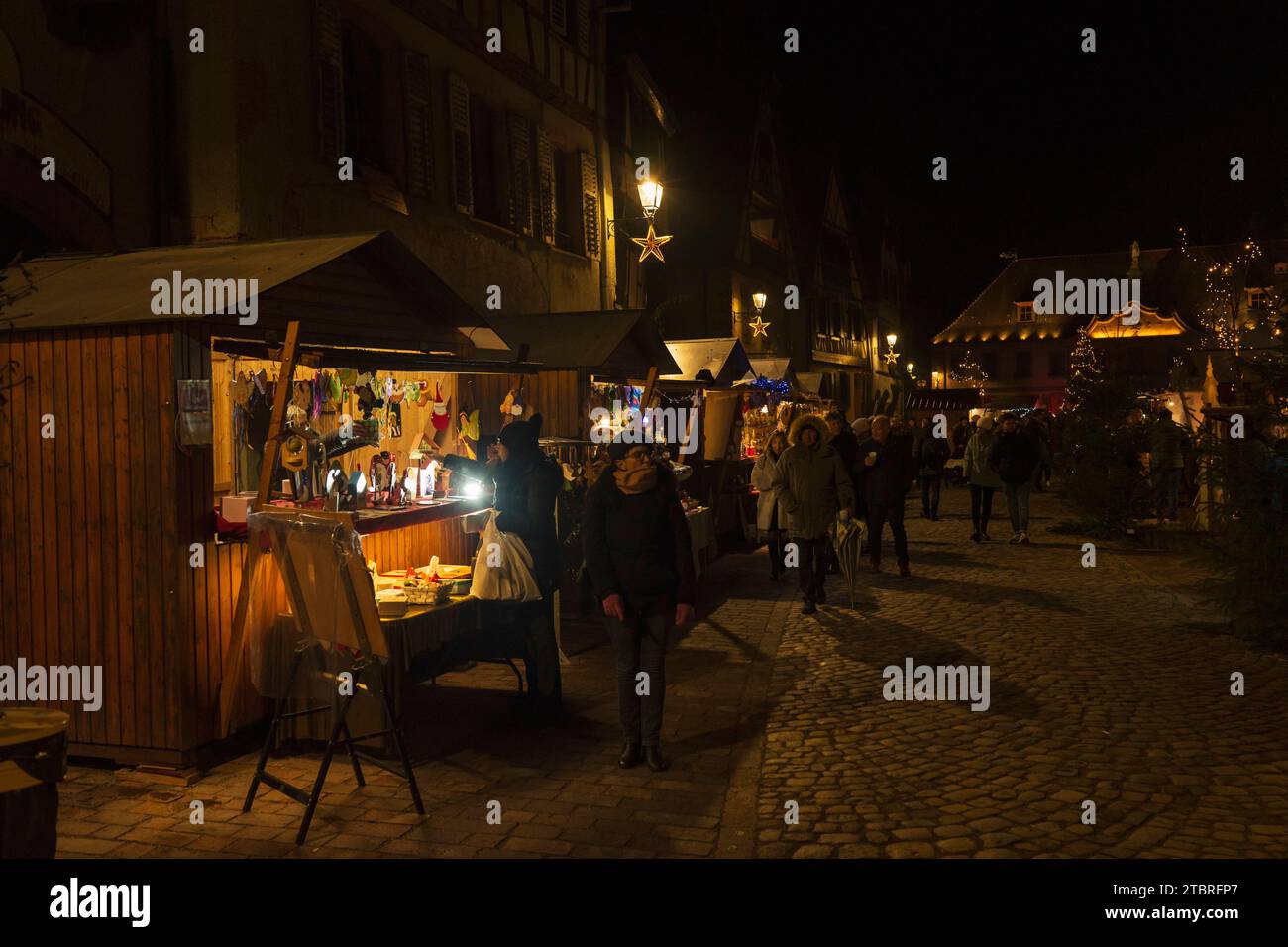 Verkaufsstände vom schönen Weihnachtsmarkt in Bergheim, Frankreich, Elsass Stockfoto