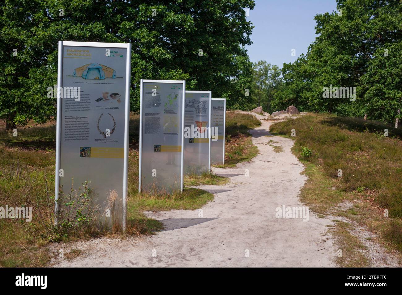 Infotafeln am Megalithgrabmal Glaner Braut bei Dötlingen, Wildeshauser Geest, Niedersachsen, Deutschland, Europa Stockfoto