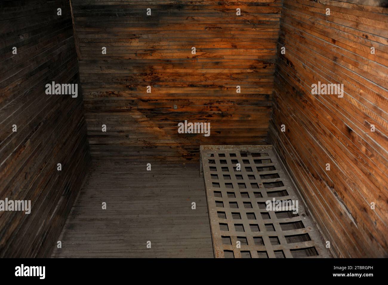 Zelle im Cowboy Gefängnis, Calaboose, in Council Grove, Kansas, ist eine kleine Holzzelle mit Metallbett. Stockfoto
