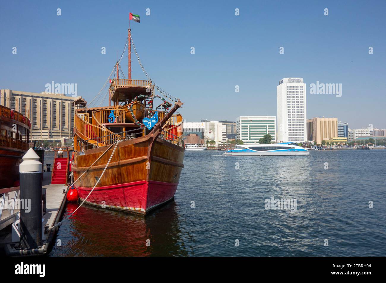 Traditionelle Dhow im Jachthafen von Al Seef, Dubai, VAE. Stockfoto