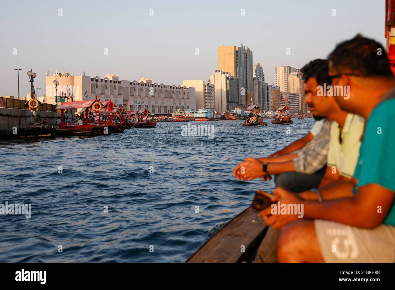 Wassertaxi über den Dubai Creek zur Deira Old Souq Station, Dubai, VAE. Stockfoto