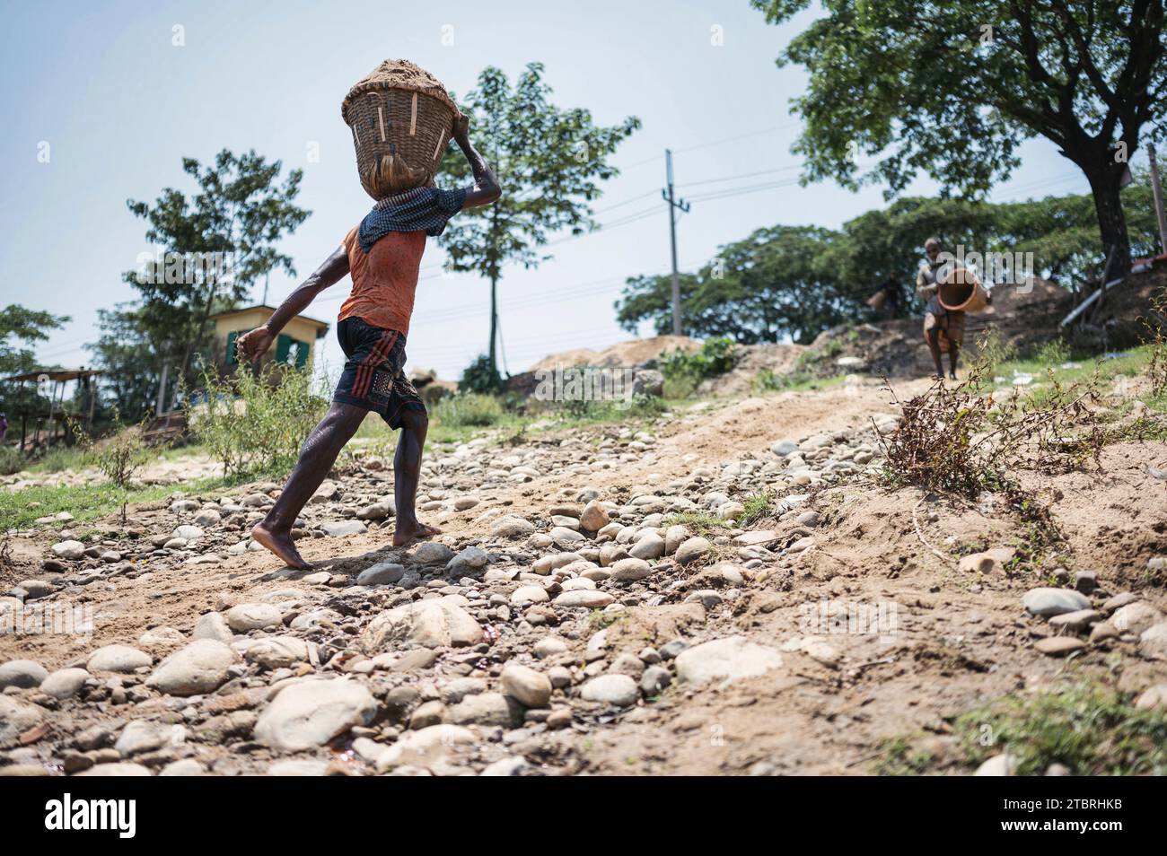 Männer, die auf einer hochwertigen Sandsammelstelle für die Bauindustrie des Landes arbeiten. Lalakhal, in der Nähe von Jaflong, Sylhet Bangladesch Stockfoto