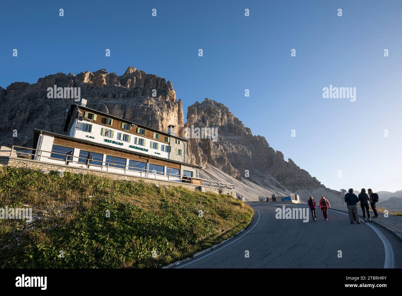 Die Auronzo-Hütte (2320 m), Rifugio Auronzo, am südlichen Fuß der drei Zinnen, mit dem westlichen Gipfel und dem Großen Gipfel dahinter, den Sextner Dolomiten, Stockfoto