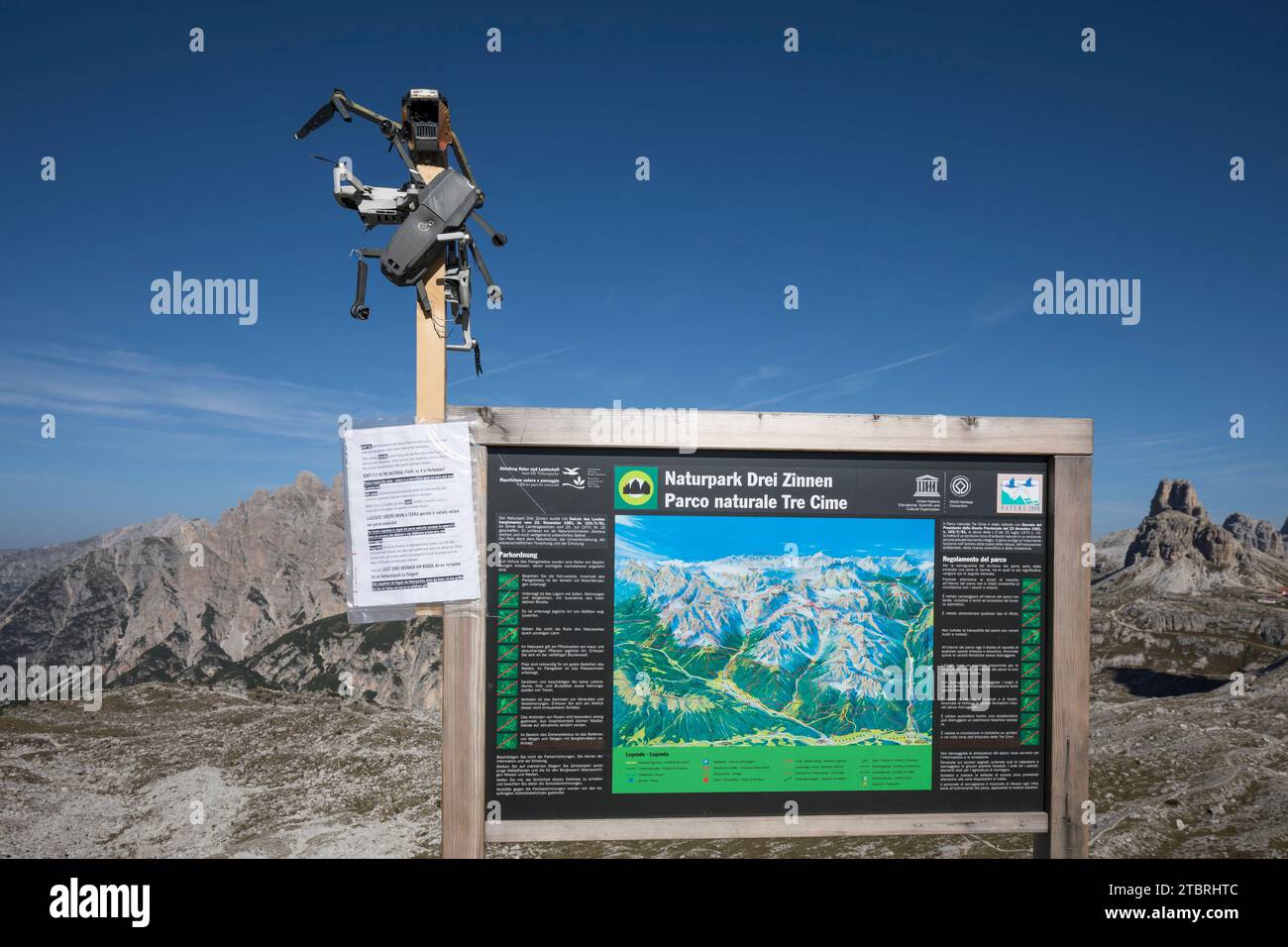 Drohnenflugverbot im Naturpark drei Zinnen, abgestürzte Drohnen als Denkmal, Sexten Dolomiten, UNESCO-Weltkulturerbe, Südtirol, Italien, Europa Stockfoto