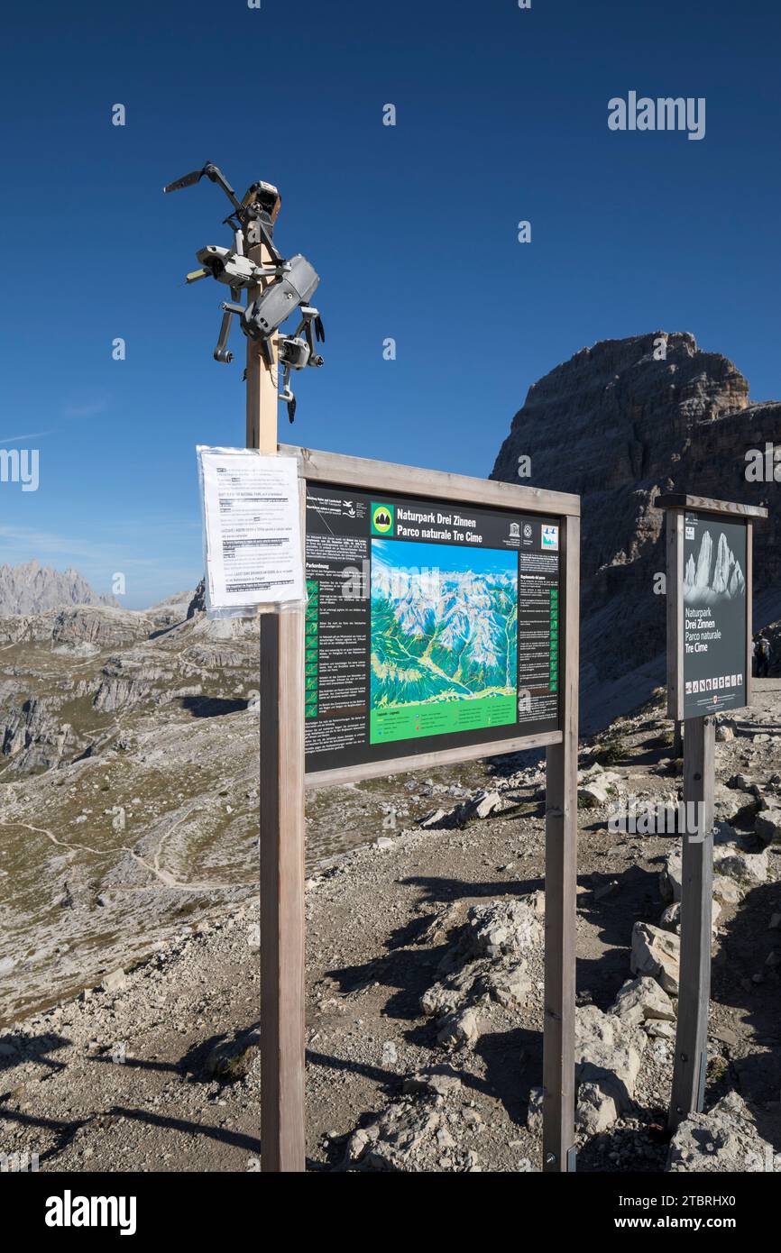 Drohnenflugverbot im Naturpark drei Zinnen, abgestürzte Drohnen als Denkmal, Sexten Dolomiten, UNESCO-Weltkulturerbe, Südtirol, Italien, Europa Stockfoto