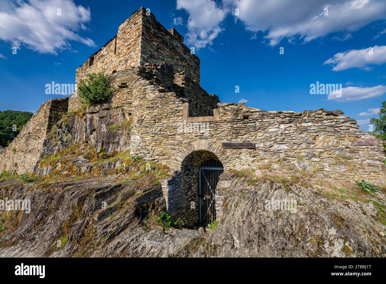 Schmidtburg im Hunsrück bei Bundenbach im Hahnenbachtal, eine Hügelburg der Wildgrafen und Erzbischof Balduin von Trier, hier Teile der unteren Burg Stockfoto