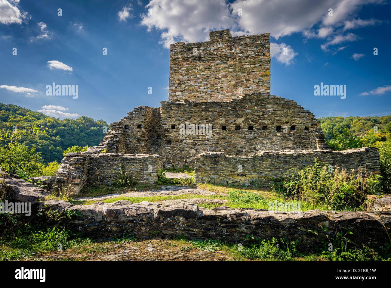 Schmidtburg im Hunsrück bei Bundenbach im Hahnenbachtal, eine Hügelburg der Wildgrafen und Erzbischof Balduin von Trier, hier Teile der unteren Burg Stockfoto