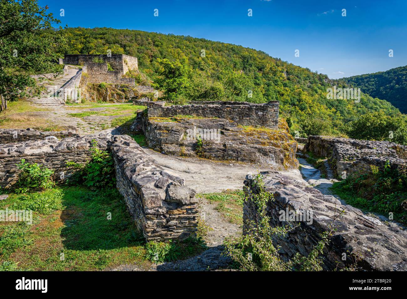 Schmidtburg im Hunsrück bei Bundenbach im Hahnenbachtal, eine Hügelburg der Wildgrafen und Erzbischof Balduin von Trier, hier Teile der unteren Burg Stockfoto