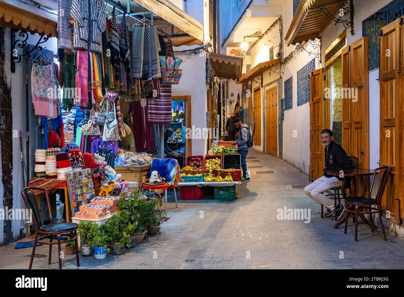 Geschäfte bei Nacht in der Einkaufsstraße in der Medina der Stadt Tanger / Tanger, Marokko Stockfoto