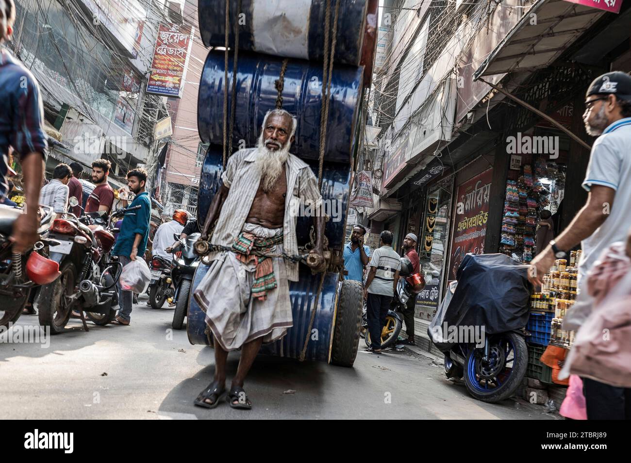 Ein Mann mit Fässern mitten in Dhaka. Bangladesch. Stockfoto