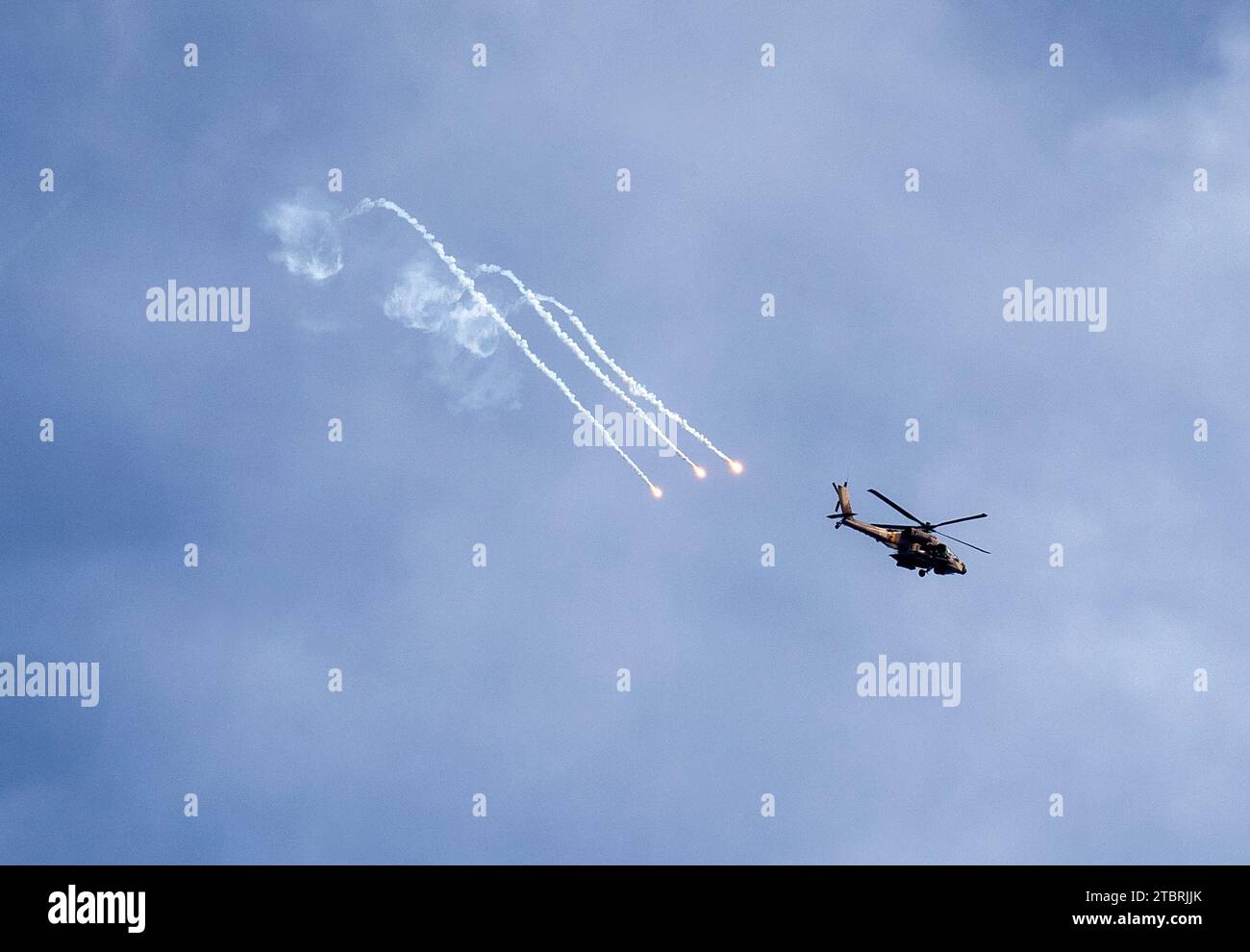 Süd-Israel, Israel. Dezember 2023. Ein Apache-Helikopter der israelischen Luftwaffe feuert Flares ab, um Hitzesuchraketen zu vermeiden, die am Freitag, den 8. Dezember 2023 aus dem Gazastreifen entlang der Grenze zu Gaza auf sie abgefeuert wurden. Schwere Kämpfe, wie sie heute im Norden des Gazastreifens zu beobachten sind, als Israels Krieg gegen die Hamas seinen dritten Monat beginnt. Foto von Jim Hollander/UPI Credit: UPI/Alamy Live News Stockfoto