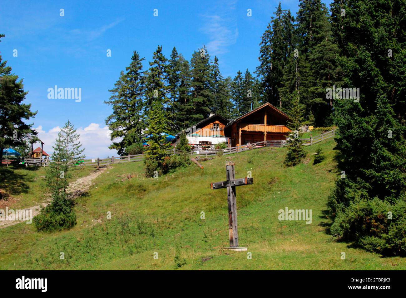 Am Rande des Karwendels auf 1.500 Metern, im Skigebiet Rosshütte und auf halbem Weg zum Härmelekopf liegt das urige Reitherjoch Alm, R Stockfoto