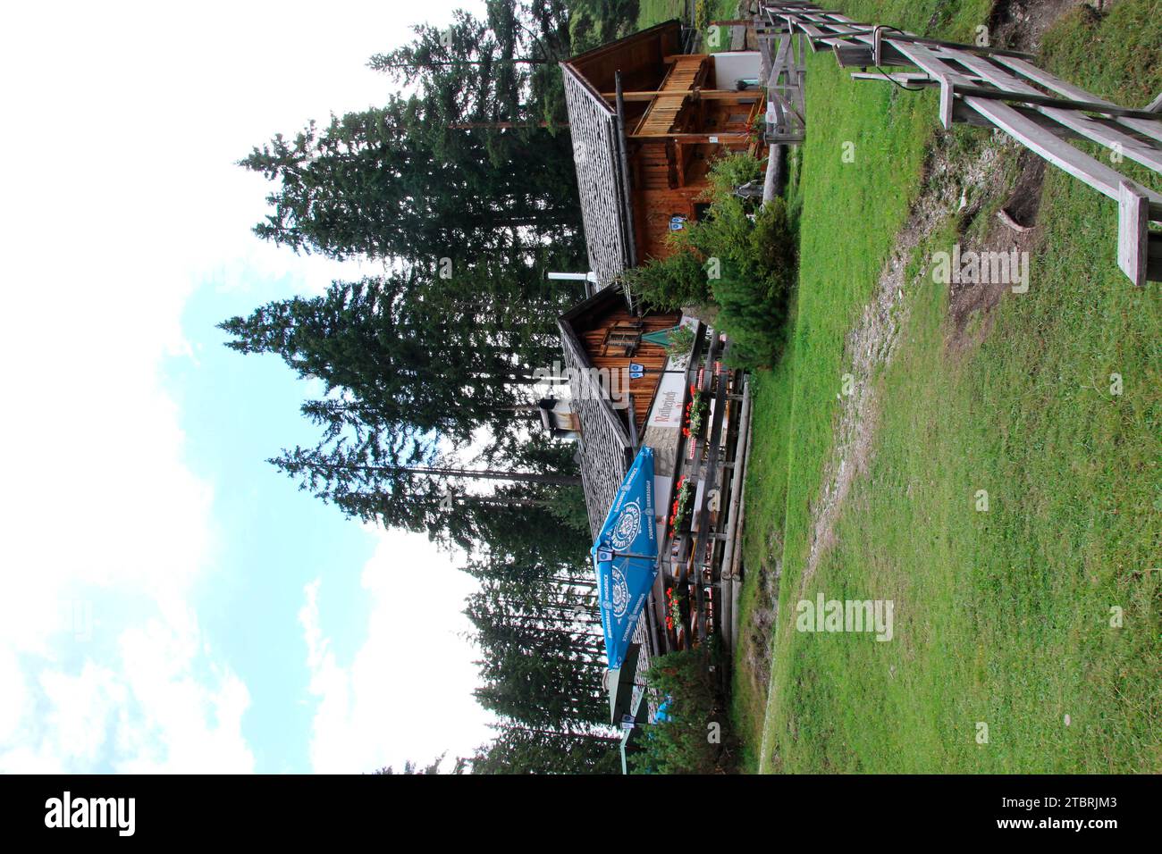 Am Rande des Karwendels auf 1.500 Metern, im Skigebiet Rosshütte und auf halbem Weg zum Härmelekopf liegt das urige Reitherjoch Alm, R Stockfoto