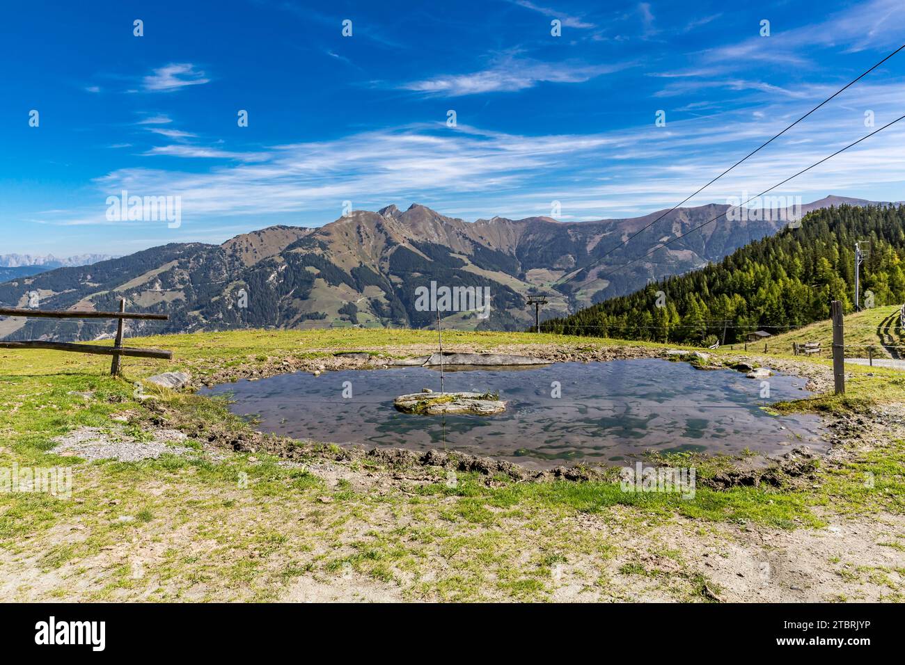 Kleiner Bergsee, Bergstation Hochalmbahn, hinter Anthaupten, 1924 m, Katzenkopf, 2061 m, Grubereck, 2168 m, Bernkogel, 2325 m, Katzinger, 2155 m, Rauris, Raurisertal, Pinzgau, Salzburger Land, Österreich Stockfoto